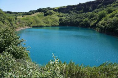 Kuzey Kafkasya 'nın dağlarında Kabardino-Balkaria' nın Zolsky bölgesinde yaz aylarında mavi su ve yeşil bitki örtüsüyle bir dağ olan Shadhurei Büyük Panorama.
