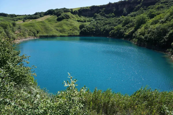 Kilátás Alpesi Karszttóra Shadhurei Nagy Kék Vízzel Zöld Növényzettel Nyáron — Stock Fotó