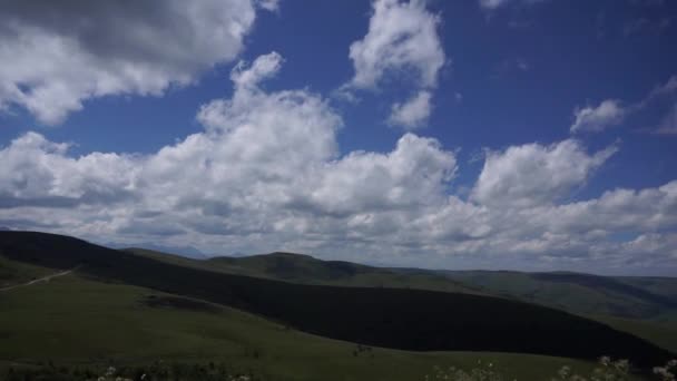 Άποψη Της Βραδιάς Καυκάσια Βουνά Μπλε Ουρανό Και Σύννεφα Ενώ — Αρχείο Βίντεο