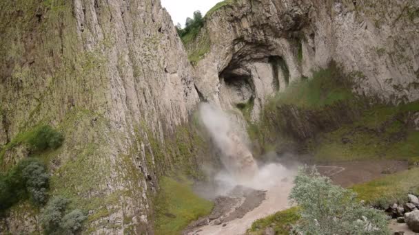 Monumento Natural Alpino Alta Montaña Cascada Karakaya Una Roca Tracto — Vídeos de Stock