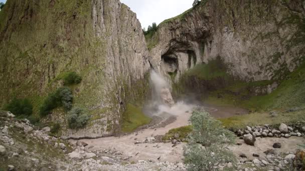 Панорама Памятника Природы Каракая Горный Водопад Скале Ущелье Джилы Летом — стоковое видео