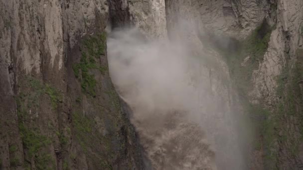 天然記念物の高山滝北コーカサス山脈の夏のジリー トラクトの岩のカラカヤ — ストック動画