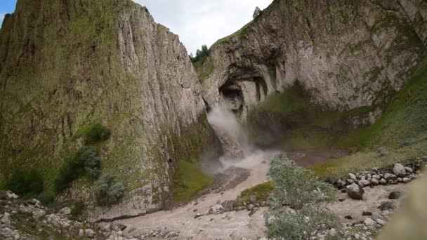 大規模な高山自然記念物の山の滝のパノラマ北コーカサスの山の中で夏にDzhily Su峡谷の岩のカラカヤ — ストック動画