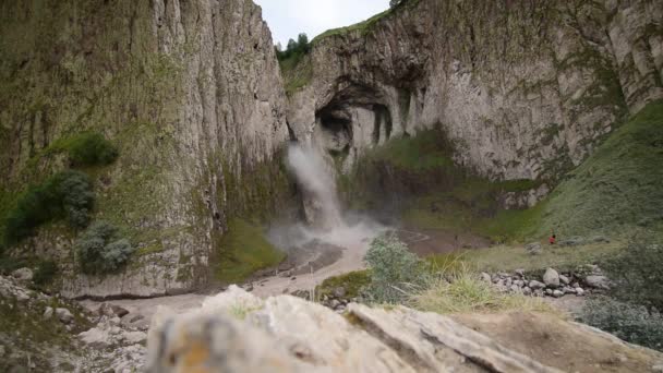 北コーカサスの山の中の夏のジリー スー峡谷の岩の中の山の高山滝カラカヤ スーのパノラマ — ストック動画