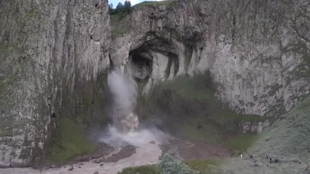 Панорама Горного Водопада Каракая Скале Ущелье Джилы Летом Горах Северного — стоковое видео