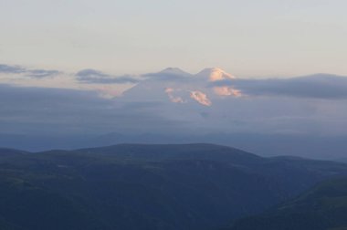 Akşam Elbrus Dağı bulutlarda gün batımında Shadzhatmaz platosunda Kuzey Kafkasya 'da