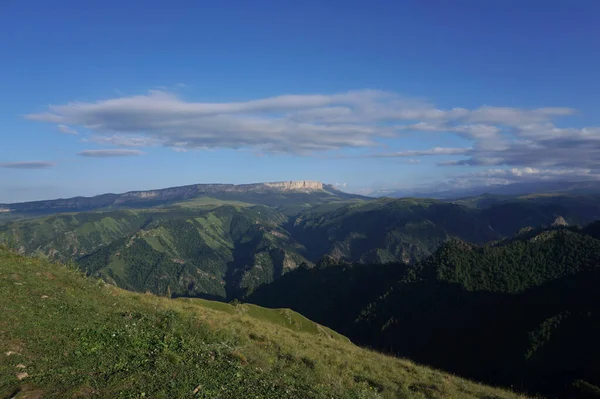 Vista Das Montanhas Noturnas Caucasianas Com Céu Azul Nuvens Planalto — Fotografia de Stock