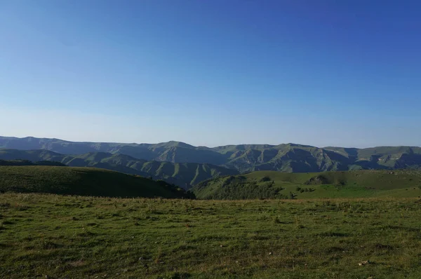 Панорама Кавказских Вечерних Гор Голубым Небом Облаками Плато Шаджатмаз Северном — стоковое фото