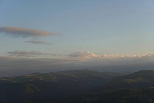 Vue Soir Sur Mont Elbrus Les Montagnes Vertes Caucase Dans — Photo