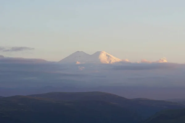 Vue Soir Mont Elbrus Dessus Des Nuages Chaîne Montagnes Caucase — Photo