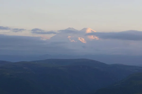 Вечерняя Гора Эльбрус Облаках Закате Плато Шаджатмаз Северном Кавказе — стоковое фото