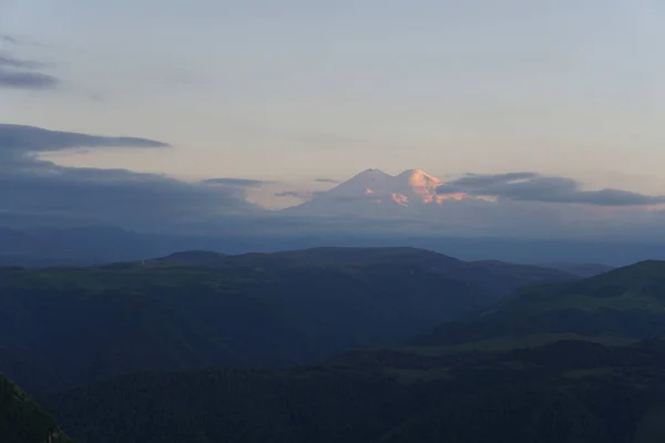 Montagnes Soir Avec Des Herbes Alpines Mont Elbrus Coucher Soleil — Photo