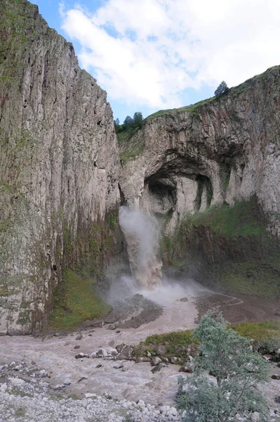 Vista Tempestuosa Cachoeira Karakaya Rochas Desfiladeiro Dzhily Verão Nas Montanhas — Fotografia de Stock