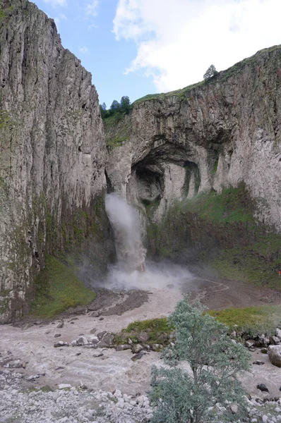 Vista Cachoeira Tempestuosa Alpina Karakaya Rochas Desfiladeiro Dzhily Verão Nas — Fotografia de Stock