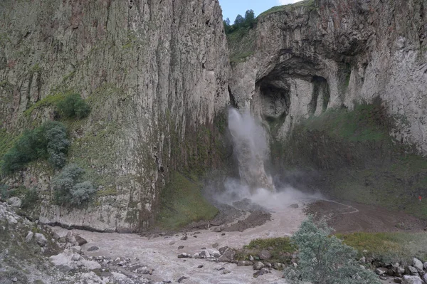 Vista Cachoeira Tempestuosa Alta Montanha Karakaya Rochas Desfiladeiro Dzhily Verão — Fotografia de Stock