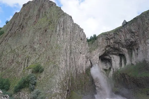 Pemandangan Air Terjun Pegunungan Alpen Karakaya Dan Bebatuan Ngarai Dzhily — Stok Foto