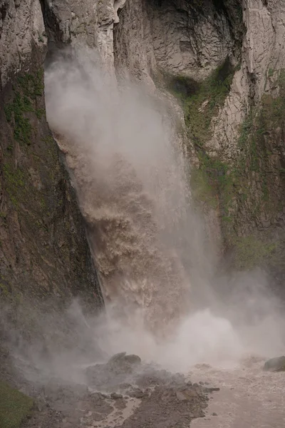 Vista Cachoeira Montanha Alpina Karakaya Rocha Desfiladeiro Dzhily Verão Nas — Fotografia de Stock