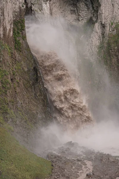 Detailní Záběr Horského Bouřlivého Vodopádu Karakaya Skále Traktu Dzhily Severním — Stock fotografie
