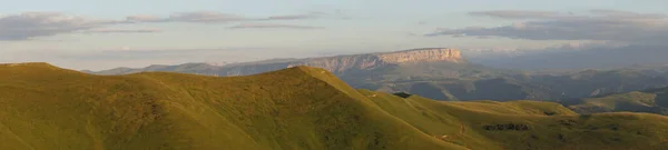 Vidvinkel Panorama Över Kvällen Kaukasus Berg Och Alpina Örter Vägen — Stockfoto