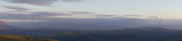 Panorama Amplo Das Montanhas Cáucaso Pôr Sol Com Ervas Alpinas — Fotografia de Stock