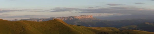 Amplio Panorama Angular Las Montañas Del Cáucaso Hierbas Alpinas Meseta —  Fotos de Stock