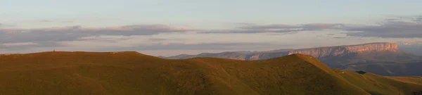 Széles Látószögű Panoráma Kaukázusról Naplementekor Felhőkben Alpesi Gyógynövényekkel Észak Kaukázusi — Stock Fotó