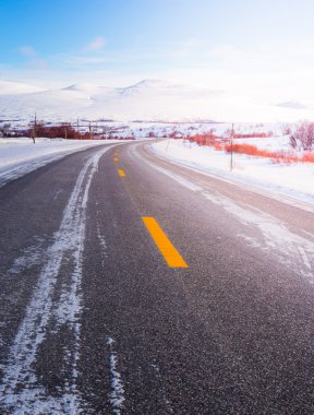 Kışın tipik Norveç yol
