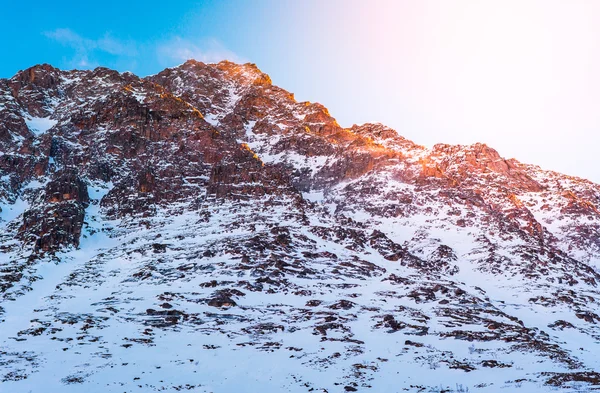 Kar dağ sunrise adlı — Stok fotoğraf