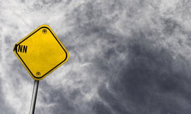 Ann - bulutlu arkaplanı olan sarı tabela