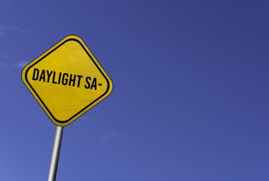 Gün Işığı Tasarrufları - mavi gökyüzü arkaplanlı sarı tabela