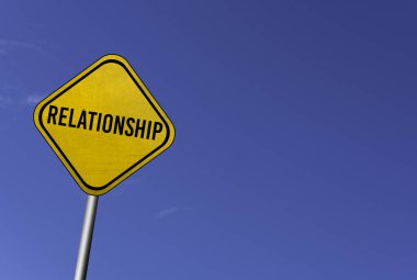 İlişki - mavi gökyüzü arkaplanlı sarı işaret