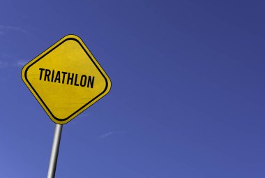 Triatlon - mavi arkaplanlı sarı tabela
