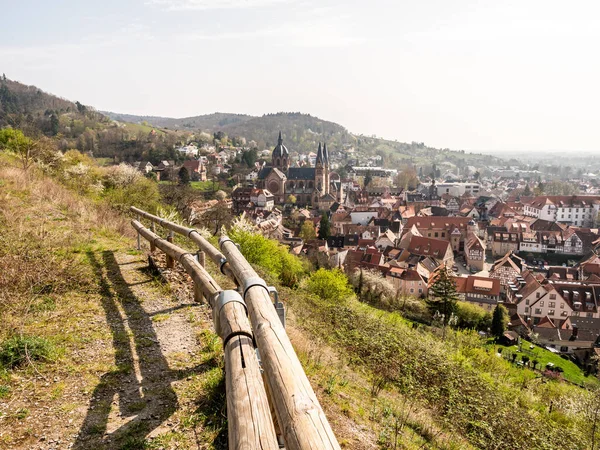 Heppenheim Panorama ile Aziz Peter Curch Bulutlu bir bahar gününde