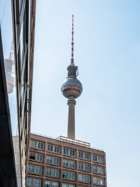 Berlin Televizyon Kulesi yaz boyunca alçak açılı, Almanya
