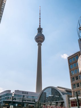 Berlin Televizyon Kulesi yaz boyunca alçak açılı, Almanya