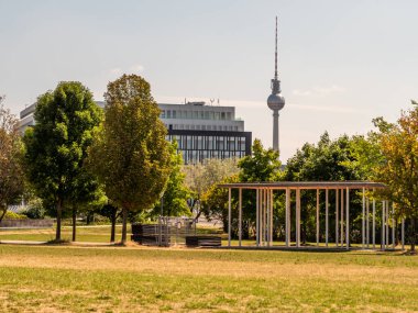 Berlin Televizyon Kulesi yaz boyunca alçak açılı, Almanya