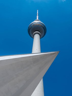 Berlin Televizyon Kulesi yaz boyunca alçak açılı, Almanya