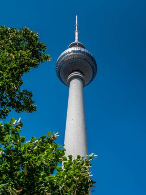 Berlin Televizyon Kulesi yaz boyunca alçak açılı, Almanya