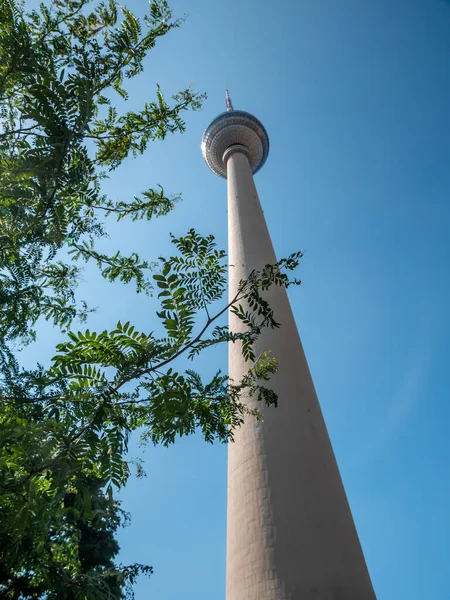 Berlin Television Tower Desde Ángulo Bajo Durante Verano Alemania — Foto de Stock