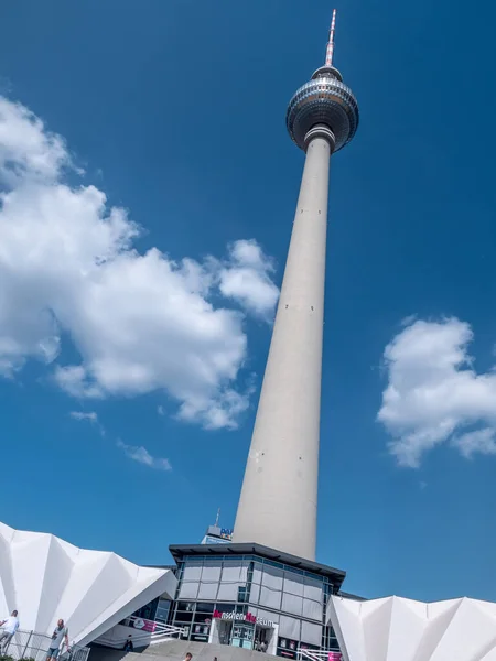 Berlijn Televisie Toren Vanuit Lage Hoek Tijdens Zomer Duitsland — Stockfoto