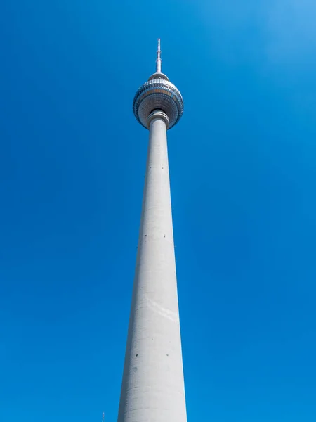 Βερολίνο Television Tower Από Χαμηλή Γωνία Κατά Διάρκεια Του Καλοκαιριού — Φωτογραφία Αρχείου