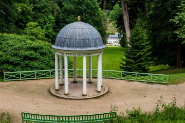 Yazın Fuerstenlager Park 'taki eski pavyon, Bensheim Auerbach, Almanya