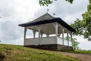 Yazın Fuerstenlager Park 'taki eski pavyon, Bensheim Auerbach, Almanya