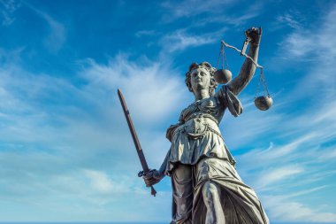 Frankfurt Roemerberg 'deki Justitia anıtı alçak açılı