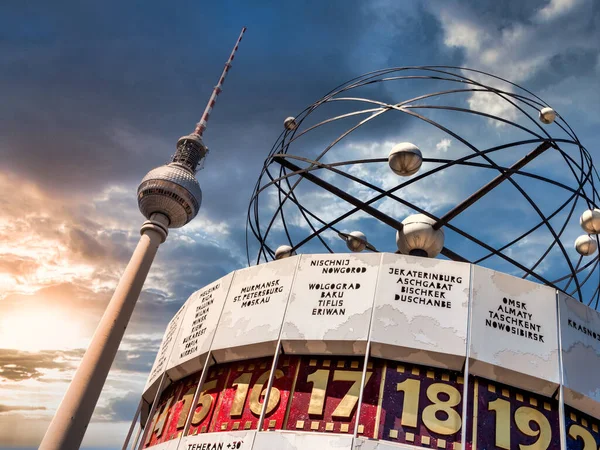 Torre Televisión Berlín Ángulo Bajo Con Reloj Mundial Vanguardia Puesta — Foto de Stock