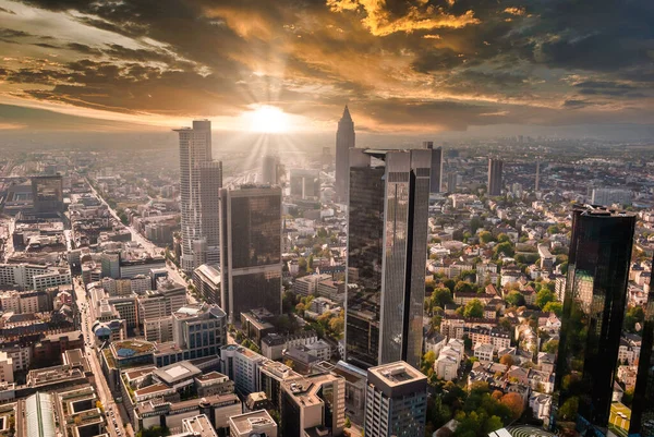 Gün batımında Frankfurt Skyline 'da gökdelen gökdelen bankası ofis binaları