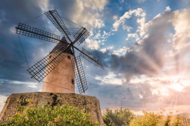 Palma yakınlarındaki eski yel değirmeni Mallorca 'da, güneş doğarken bulutlu Mayorka, düşük açılı.