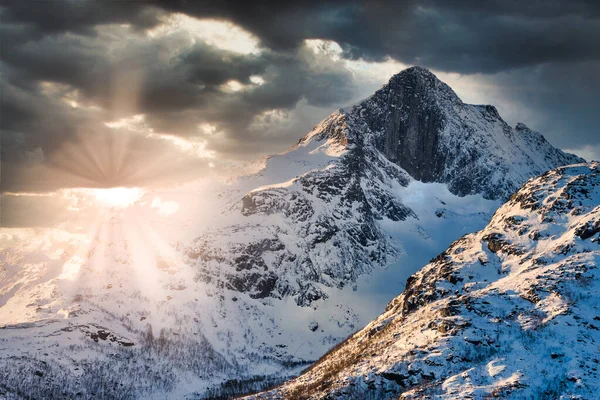 Tromso Yakınlarındaki Karlı Dağ Manzarası Norveç Gündoğumunda Bulutlu Gökyüzü — Stok fotoğraf