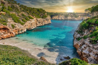 Mayorka Mallorca, İspanya 'da güneş altında Calo des Moro Plajı
