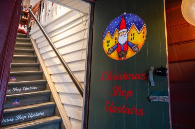 Üst katta Noel Baba dekorasyonuyla süslenmiş bir Noel mağazası, Bergen, Norveç